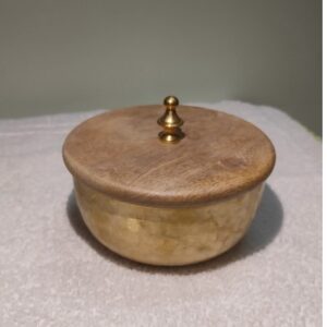 ROUND HAMMERED BOWL WITH WOODEN LID ROUND HAMMERED BOWL WITH WOODEN LID