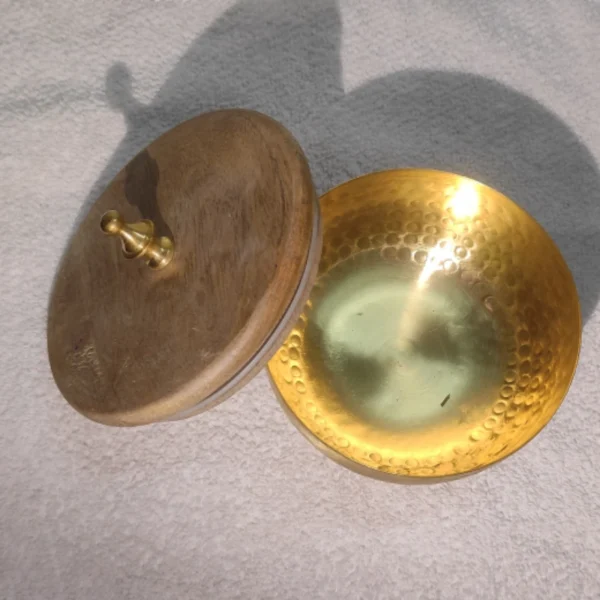 ROUND HAMMERED BOWL WITH WOODEN LID